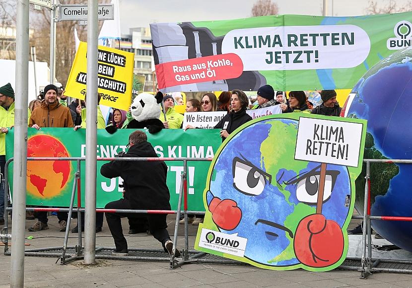 Klimaschützer demonstrieren zum Start der Koalitionsverhandlungen