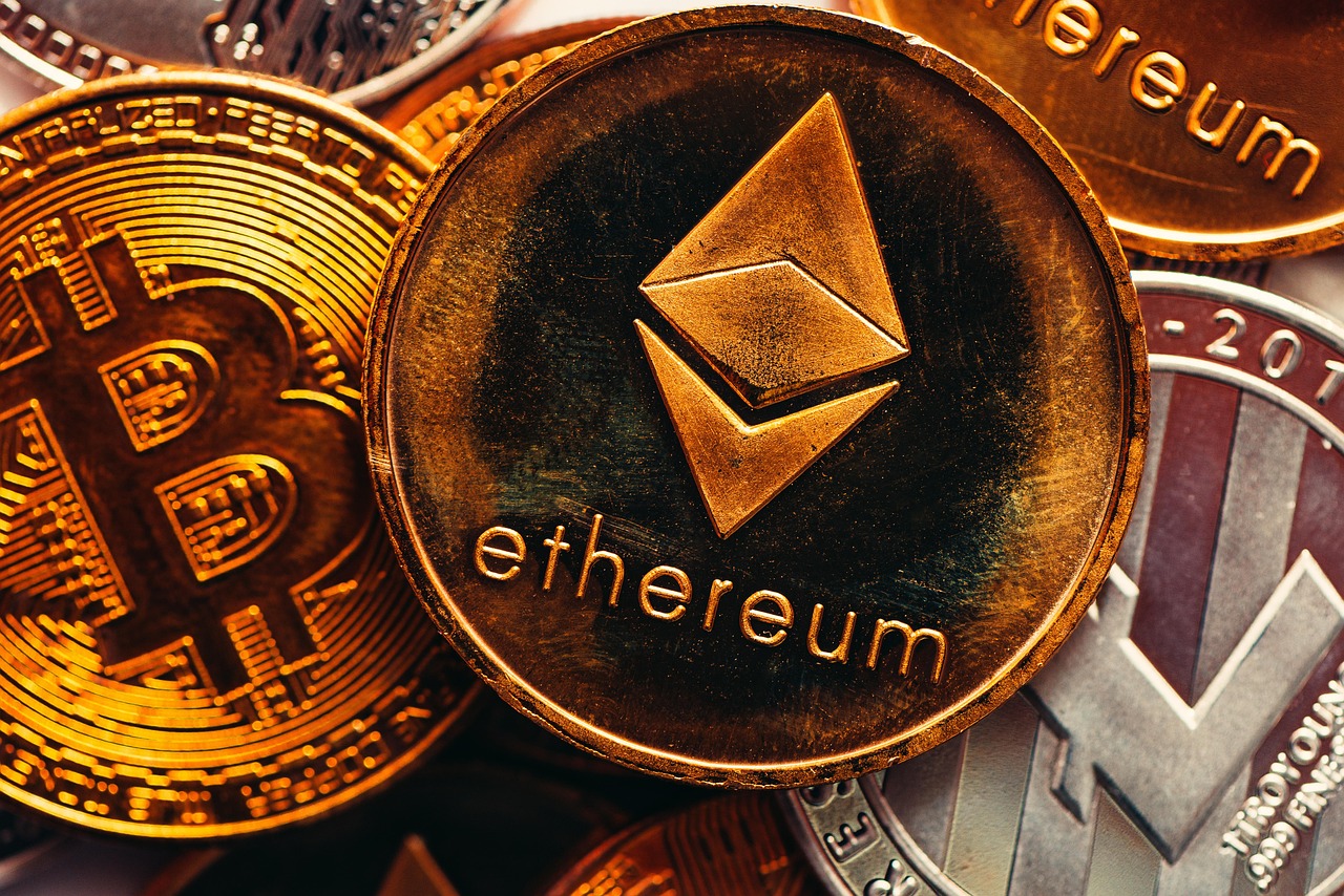 Bitcoin im Blick auf 87.000 US-Dollar nach Ausbruch aus Doppelboden; Dogecoin und XRP-Bullen wollen Kontrolle übernehmen