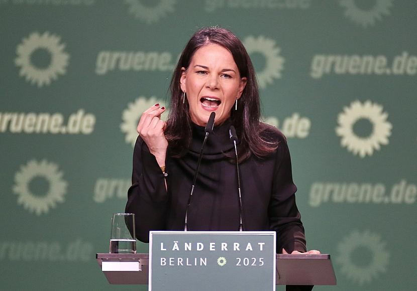 Baerbock teilt auf Grünen-Parteitag gegen Kritiker aus