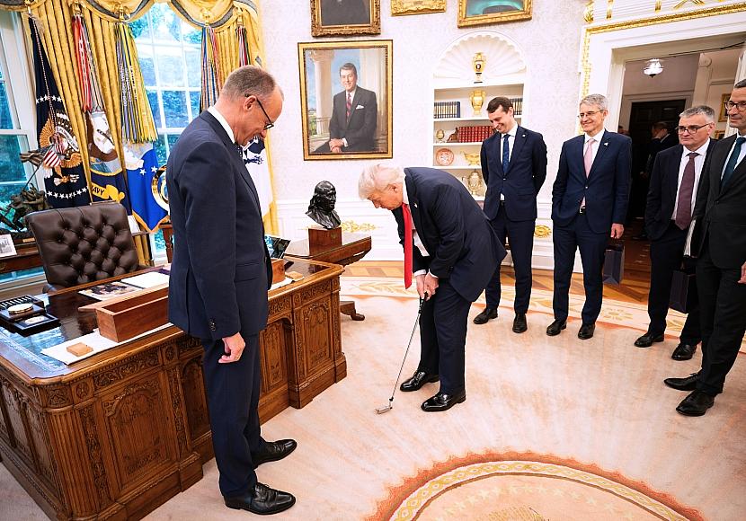 Merz schenkte Trump auch noch einen Golfschläger