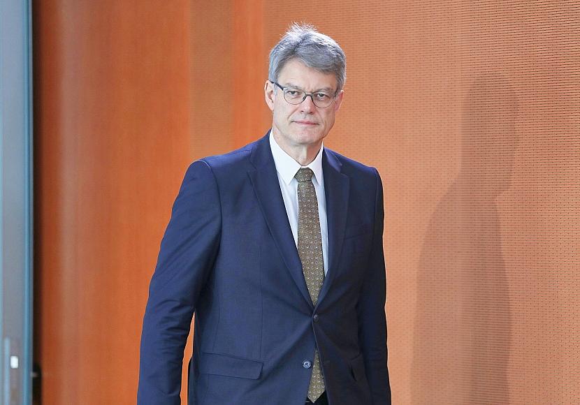 Verkehrsminister hält Zukunft von Bahnchef Lutz weiter offen