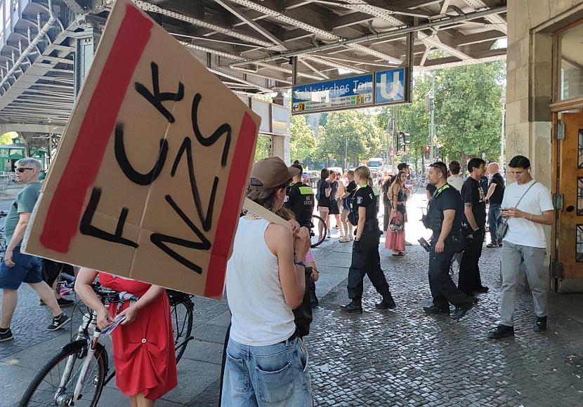 Großes Polizeiaufgebot bei AfD-“Begehung” im Görlitzer Park