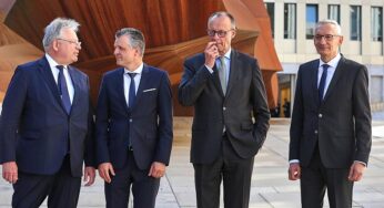 Bundeskanzler beim BND: Täglich Angriffe auf Infrastruktur