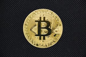 Bitcoin fällt unter 121.000 Dollar, während Gold- und Silber-Rallys Verschnaufpause einlegen