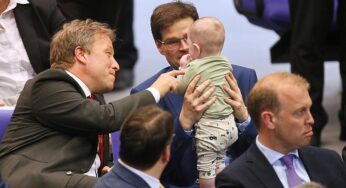 Babys im Bundestag: Klöckner will Abgeordneten mit Kind helfen