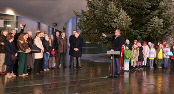 Merz nimmt Weihnachtsbaum aus dem Sauerland für Kanzleramt entgegen